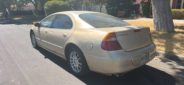 2001 Chrysler Sedan 4dr — photo 4