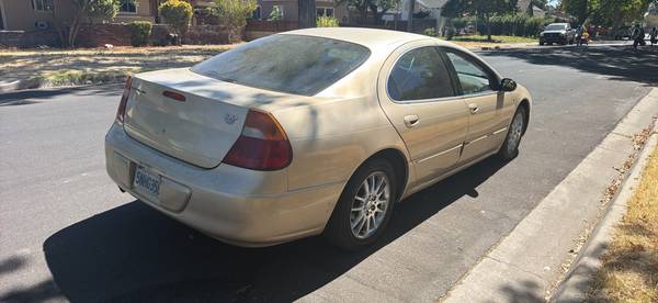 2001 Chrysler Sedan 4dr — photo 3