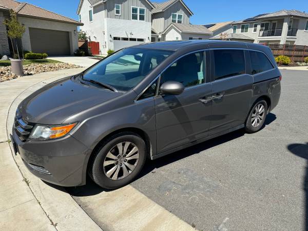 2015 Honda Odyssey LX Passenger Van Automatic — photo 2