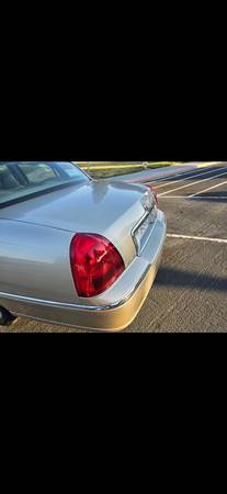 2010 Lincoln Town CAR Executive 4dr Sedan Automatic — photo 9