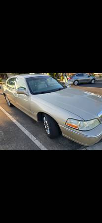 2010 Lincoln Town CAR Executive 4dr Sedan Automatic — photo 2