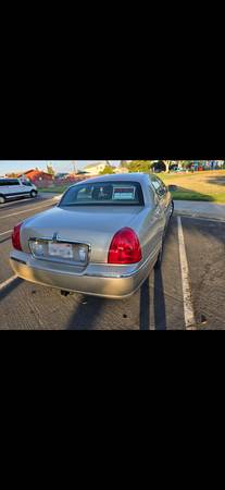 2010 Lincoln Town CAR Executive 4dr Sedan Automatic — photo 8
