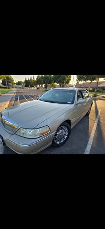 2010 Lincoln Town CAR Executive 4dr Sedan Automatic — photo 1