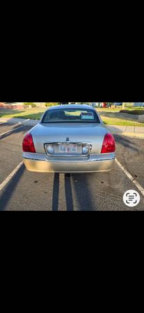 2010 Lincoln Town CAR Executive 4dr Sedan Automatic — photo 3