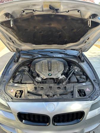 2011 BMW 550i — photo 11