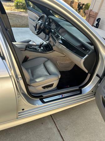 2011 BMW 550i — photo 8
