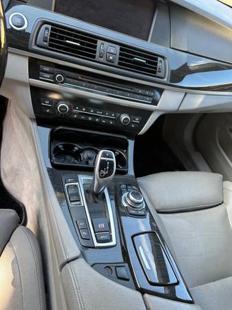 2011 BMW 550i — photo 10
