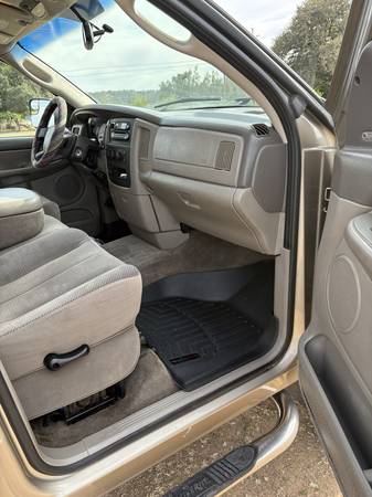2005 Dodge RAM 2500 ST 4x4 Quad Cab 160.5 in. WB Manual — photo 10