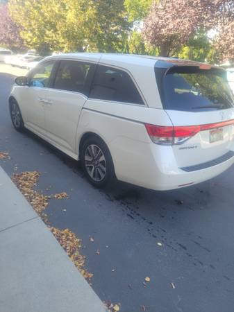 2015 Honda Odyssey Touring Elite Passenger Van Automatic — photo 3
