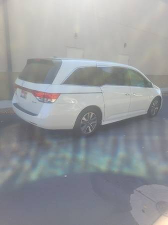 2015 Honda Odyssey Touring Elite Passenger Van Automatic — photo 2