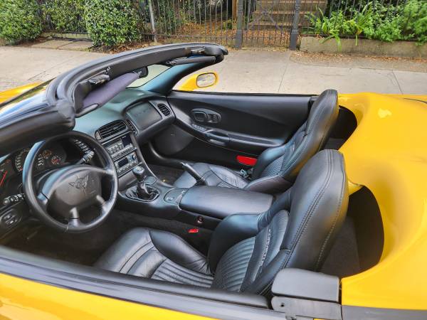 2001 Chevrolet Corvette Base 2dr Coupe Manual — photo 2