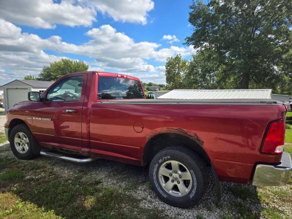 2011 Dodge RAM 1500 ST 4x4 Quad Cab 140 in. WB Automatic — photo 2