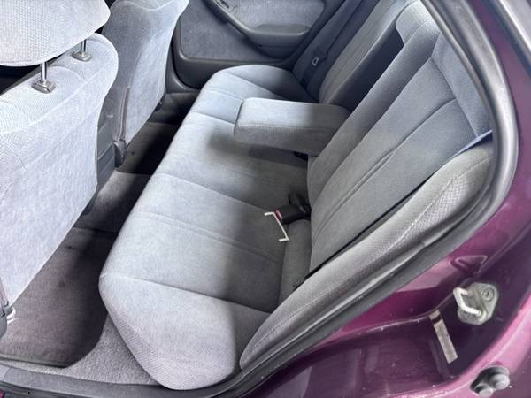 1996 Toyota Camry LE 4dr Sedan — photo 11