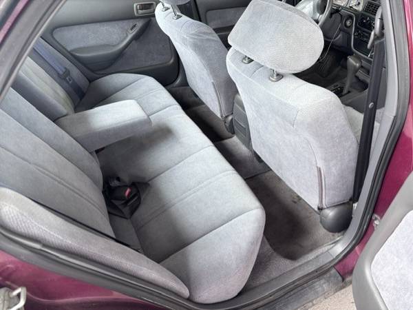1996 Toyota Camry LE 4dr Sedan — photo 4