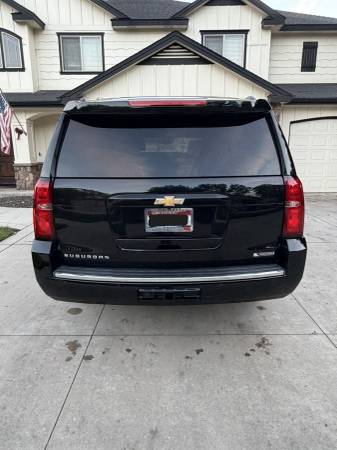 2017 Chevrolet Suburban Premier — photo 3