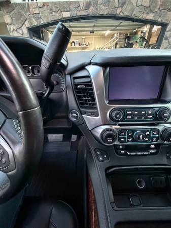 2017 Chevrolet Suburban Premier — photo 9