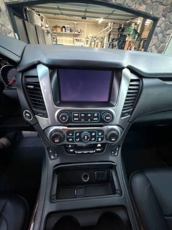 2017 Chevrolet Suburban Premier — photo 8