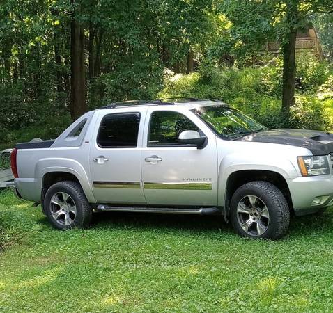 2010 Chevrolet Avalanche 1500 LS 4x4 Automatic — photo 1