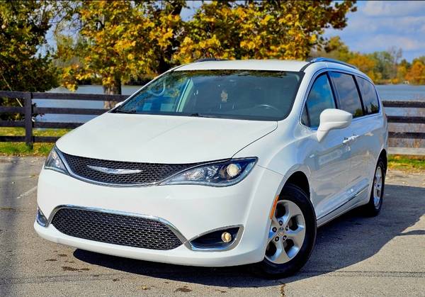 2018 Chrysler Pacifica Limited Front-wheel Drive Passenger Van Automatic — photo 1