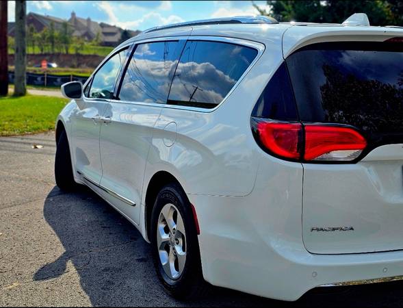 2018 Chrysler Pacifica Limited Front-wheel Drive Passenger Van Automatic — photo 7