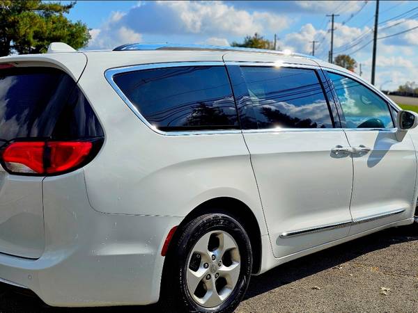 2018 Chrysler Pacifica Limited Front-wheel Drive Passenger Van Automatic — photo 4