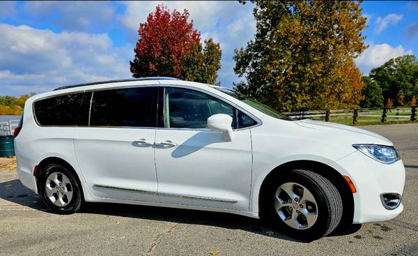 2018 Chrysler Pacifica Limited Front-wheel Drive Passenger Van Automatic — photo 5