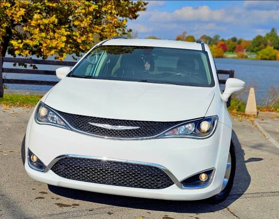 2018 Chrysler Pacifica Limited Front-wheel Drive Passenger Van Automatic — photo 2