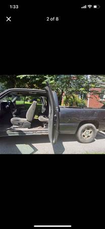 2004 Chevrolet Silverado 1500 Base 4x4 Regular Cab 8 ft. box 133 in. WB Manual — photo 8