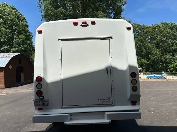 2005 Ford E 350 Super Duty XL Wagon Automatic — photo 8