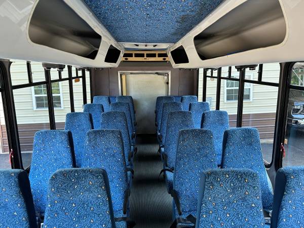 2005 Ford E 350 Super Duty XL Wagon Automatic — photo 4