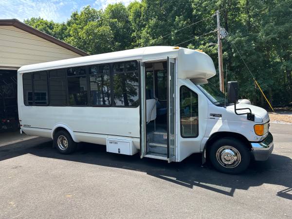 2005 Ford E 350 Super Duty XL Wagon Automatic — photo 1