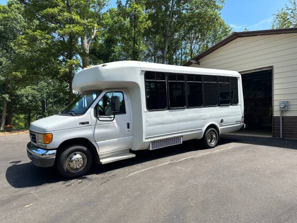 2005 Ford E 350 Super Duty XL Wagon Automatic — photo 7