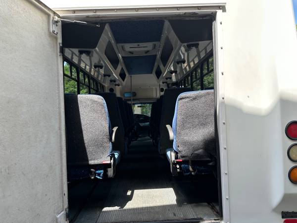 2005 Ford E 350 Super Duty XL Wagon Automatic — photo 10