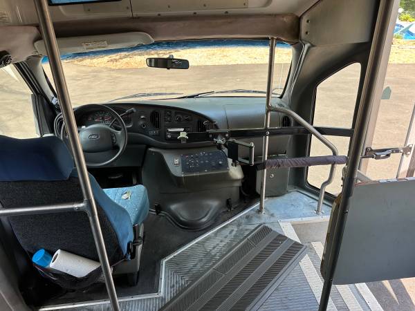 2005 Ford E 350 Super Duty XL Wagon Automatic — photo 5