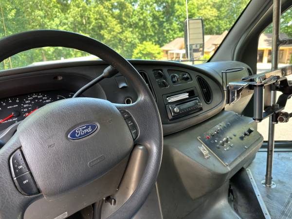 2005 Ford E 350 Super Duty XL Wagon Automatic — photo 3