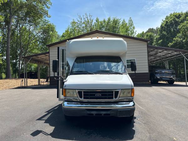 2005 Ford E 350 Super Duty XL Wagon Automatic — photo 6