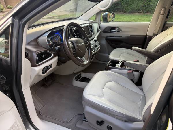 2019 Chrysler Pacifica Touring L Plus Front-wheel Drive Passenger Van Automatic — photo 9