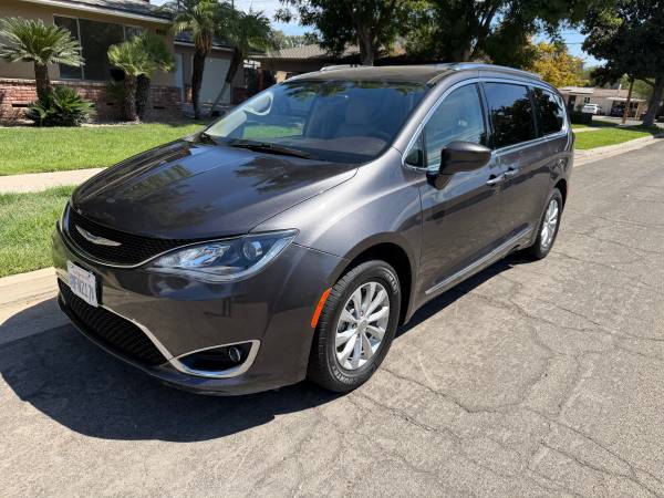 2019 Chrysler Pacifica Touring L Plus Front-wheel Drive Passenger Van Automatic — photo 1