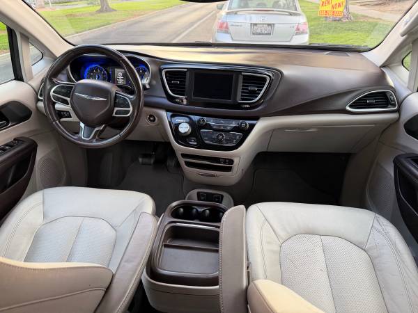 2019 Chrysler Pacifica Touring L Plus Front-wheel Drive Passenger Van Automatic — photo 12