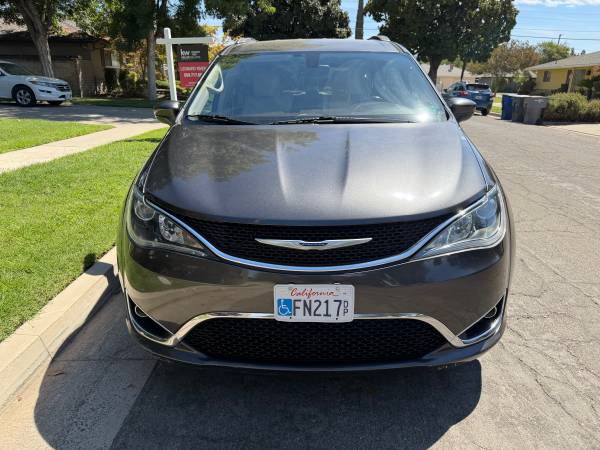 2019 Chrysler Pacifica Touring L Plus Front-wheel Drive Passenger Van Automatic — photo 2