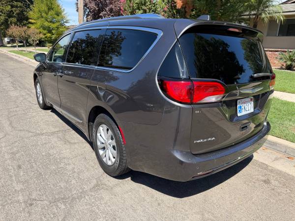 2019 Chrysler Pacifica Touring L Plus Front-wheel Drive Passenger Van Automatic — photo 6