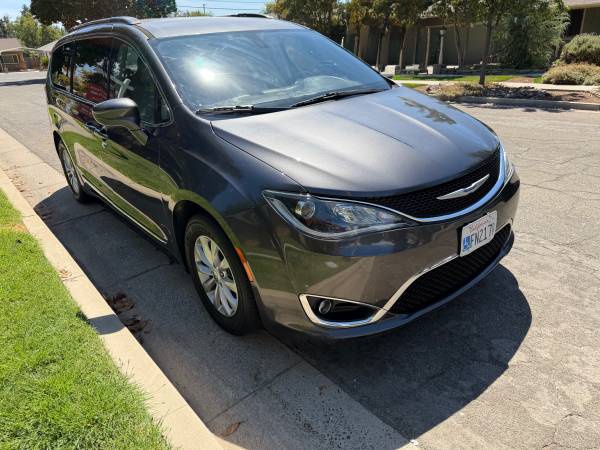 2019 Chrysler Pacifica Touring L Plus Front-wheel Drive Passenger Van Automatic — photo 3