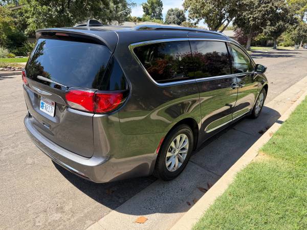 2019 Chrysler Pacifica Touring L Plus Front-wheel Drive Passenger Van Automatic — photo 4