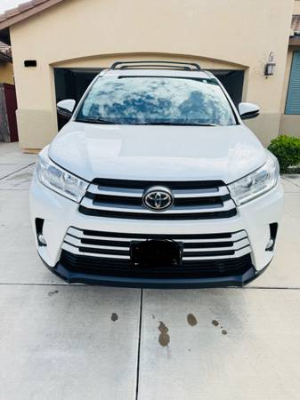 2019 Toyota Highlander SE — photo 1