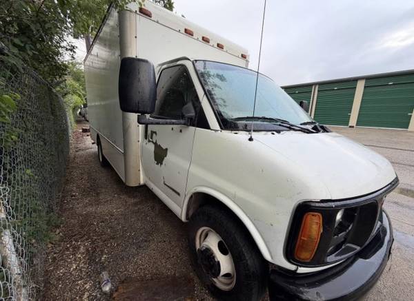 2000 GMC Savana RV G1500 Cargo Van Automatic — photo 2