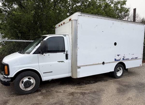 2000 GMC Savana RV G1500 Cargo Van Automatic — photo 1