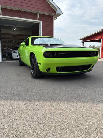 2015 Dodge Challenger SXT Plus or R/T Plus Rear-wheel Drive Coupe Automatic — photo 3