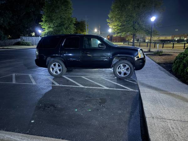 2008 GMC Yukon SLE 4x4 Automatic — photo 1