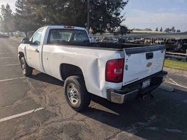 2013 Chevrolet Suburban 2500 LT 4x4 Automatic — photo 5