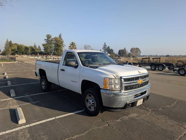 2013 Chevrolet Suburban 2500 LT 4x4 Automatic — photo 2
